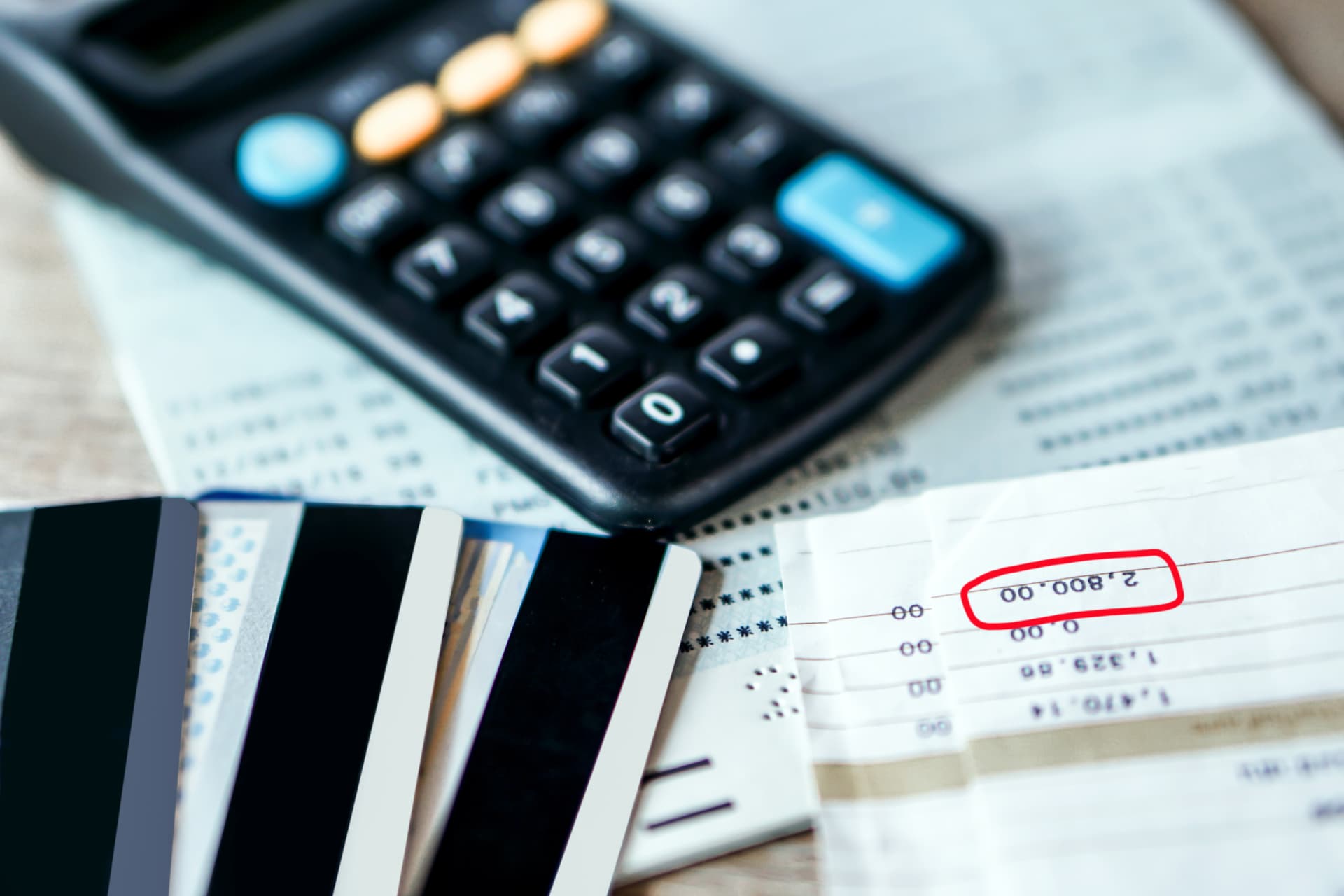 Calculatrice, relevés bancaires et cartes sur un bureau de comptabilité